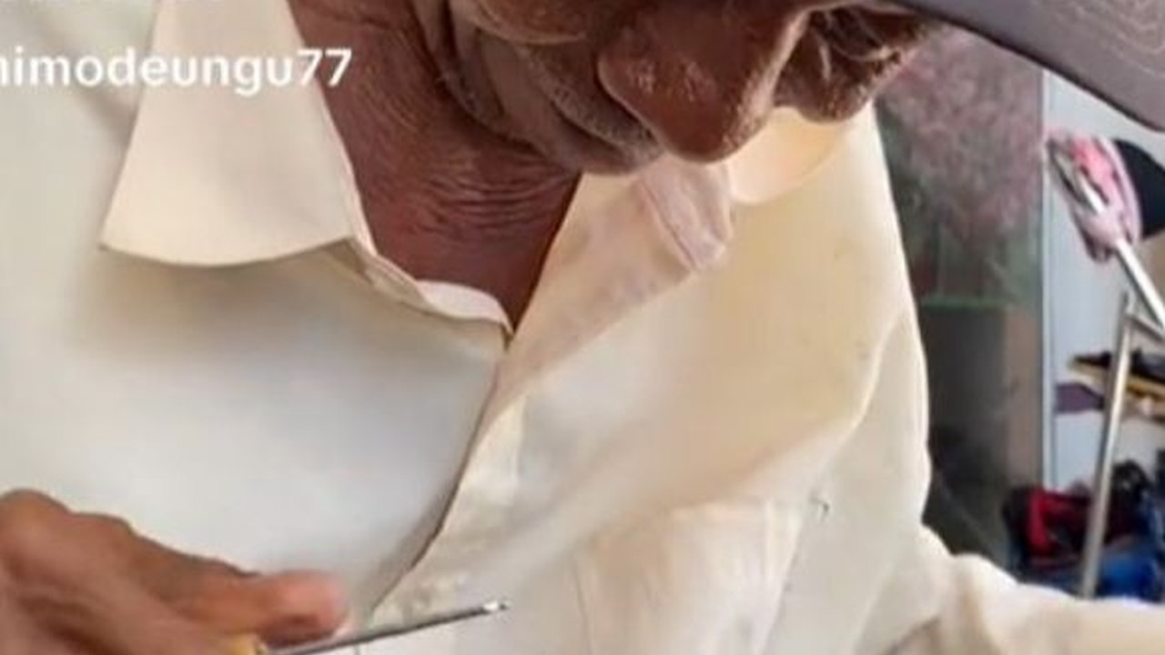 Sosok Kakek Tukang Sol Sepatu yang Viral Ini Dapat Bantuan Uang Rp30 Juta Lebih dari Warganet, Bikin Haru