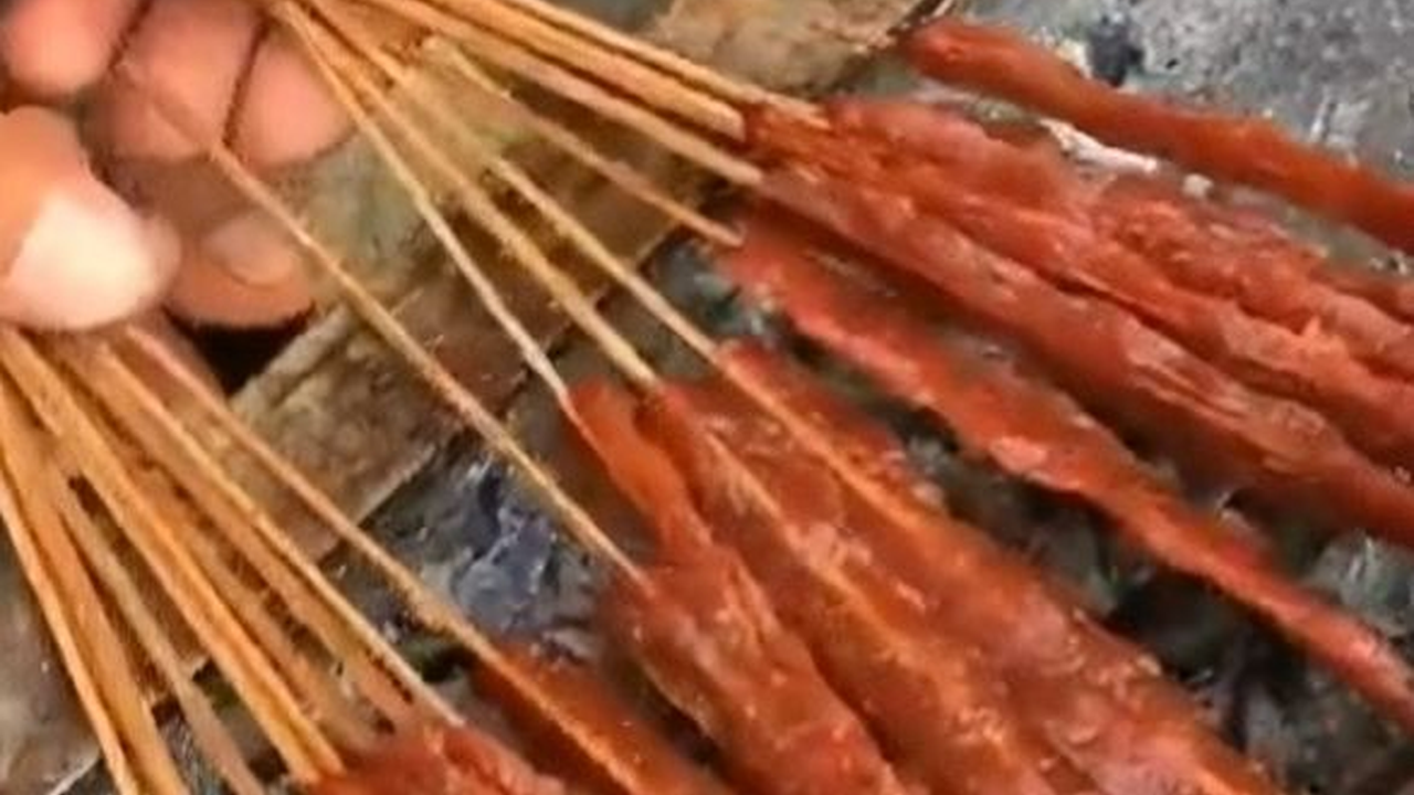Mencicipi Keunikan Sate Gecek Khas Indramayu, Dagingnya Tipis dan Disantap Pakai Kuah