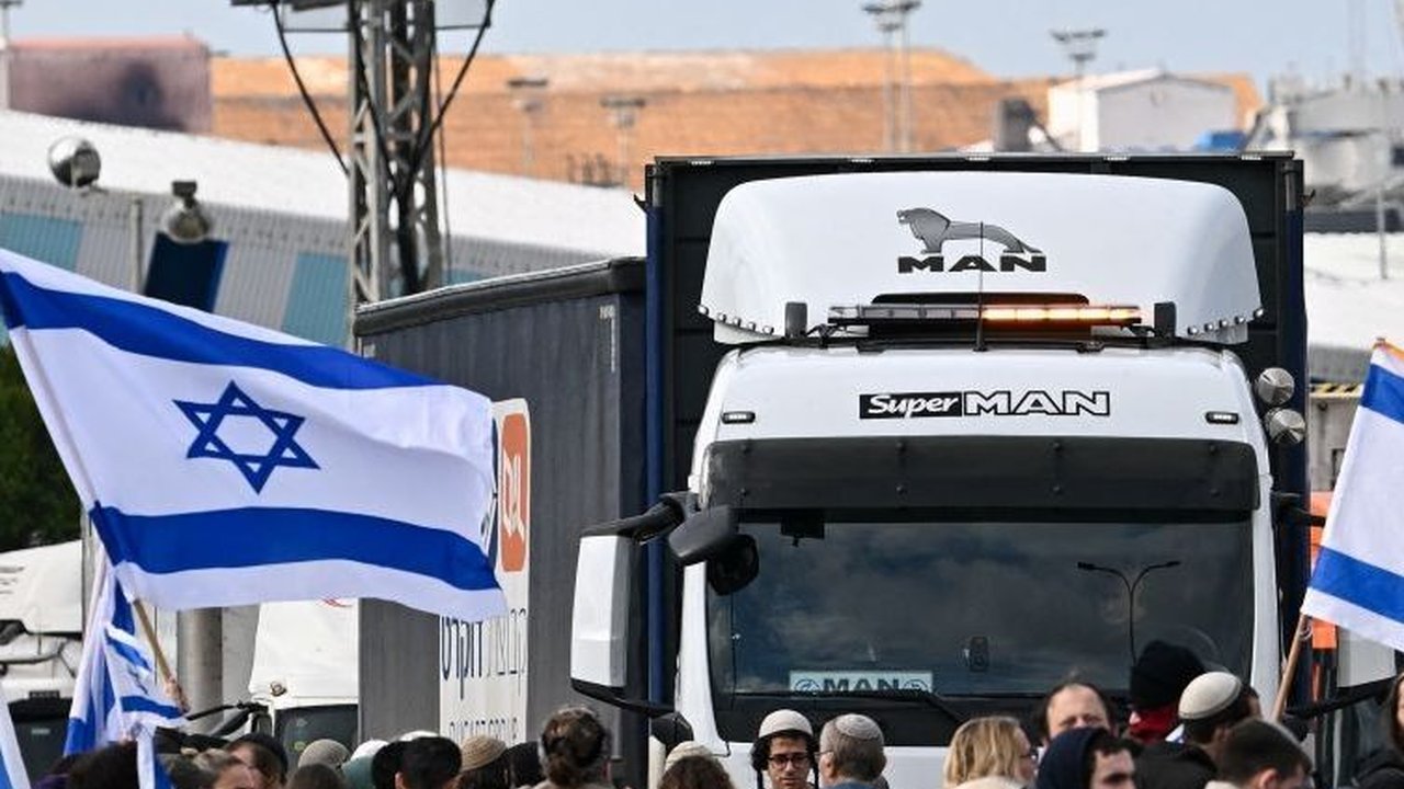 Video Ratusan Pemukim Israel Serang dan Halangi Truk Bantuan Kemanusiaan untuk Gaza
