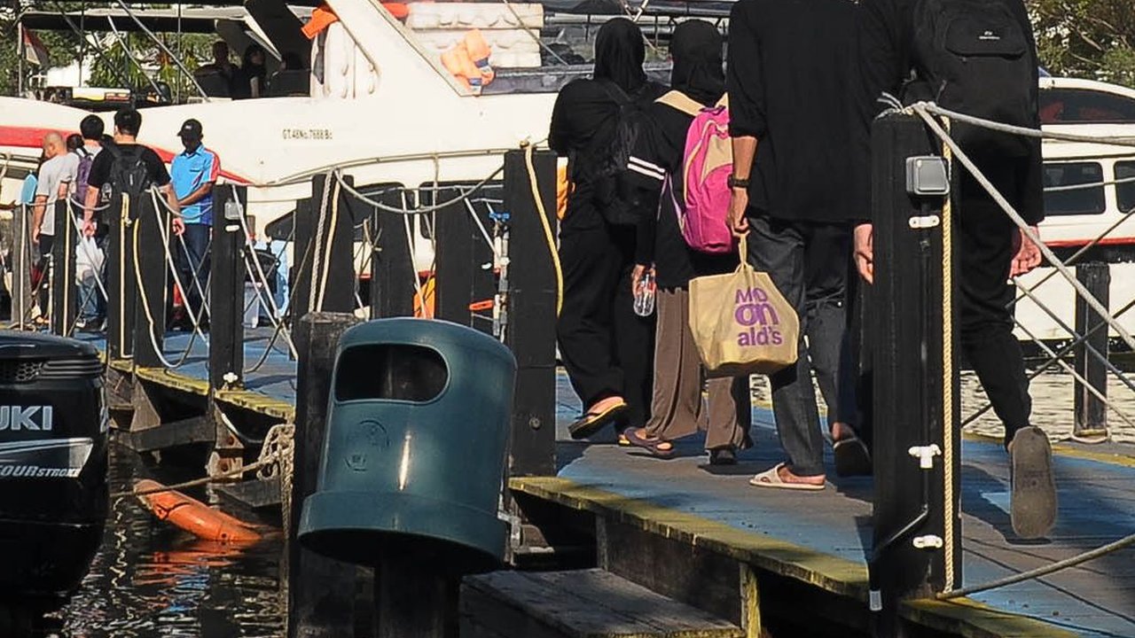 FOTO: Libur Panjang Imlek 2024, Wisatawan Serbu Kepulauan Seribu