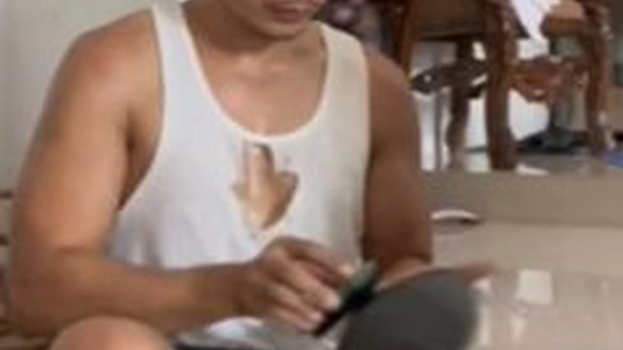 Sering Diprotes Istri Pakai Singlet dan Kolor Jelek, Pria ini Langsung Cosplay jadi Superhero