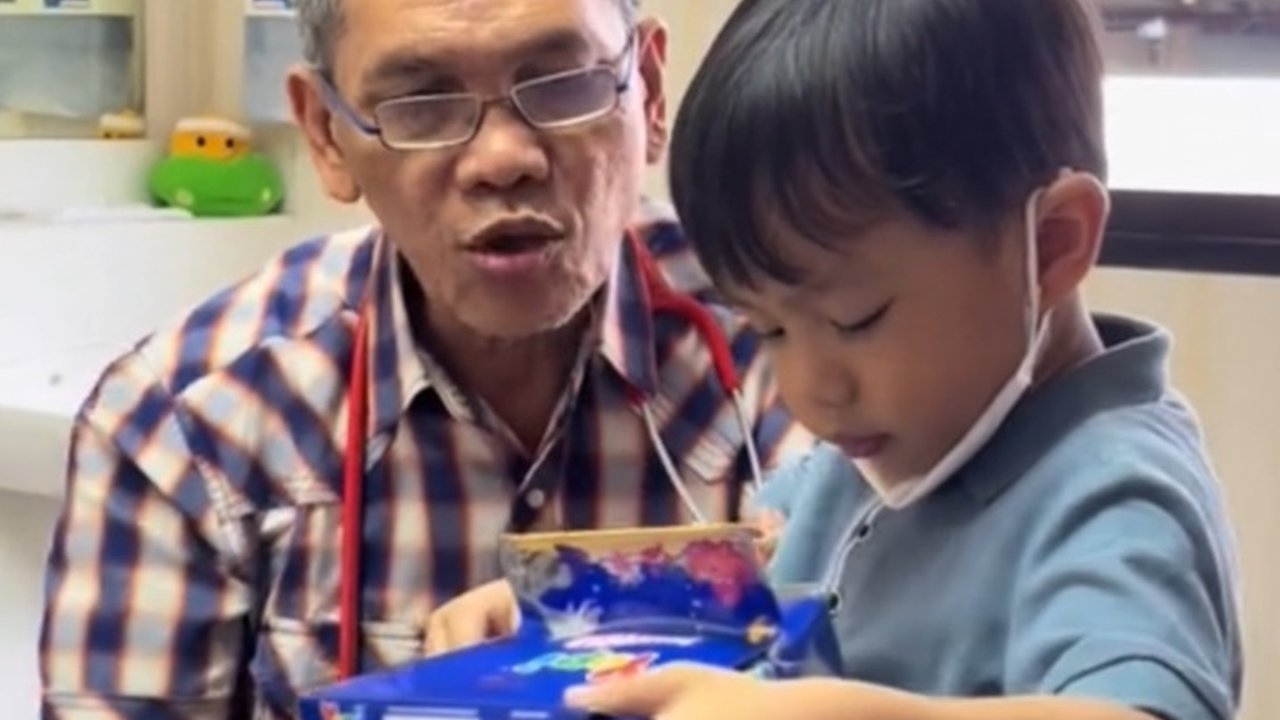 Terapkan Metode Distraksi, Cara Dokter Buat Anak Tak Trauma saat Suntik Vaksin Ini Bikin Kagum