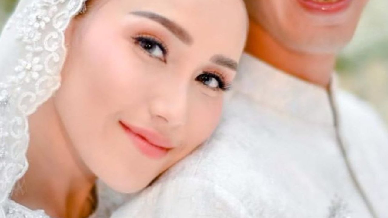 12 Potret Pertunangan Ayu Ting Ting, Cantik Pakai Gaun Putih & Calon Suaminya Bikin Salfok Ganteng Banget