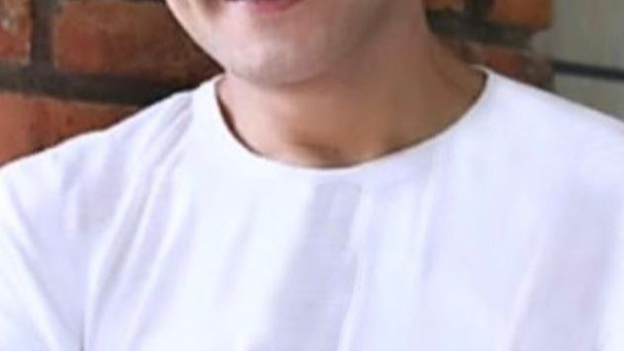 Jadi Abdi di Sinetron Di Antara Dua Cinta, Simak Perjalanan Karier Adam Jordan yang Terus Eksis hingga Kini