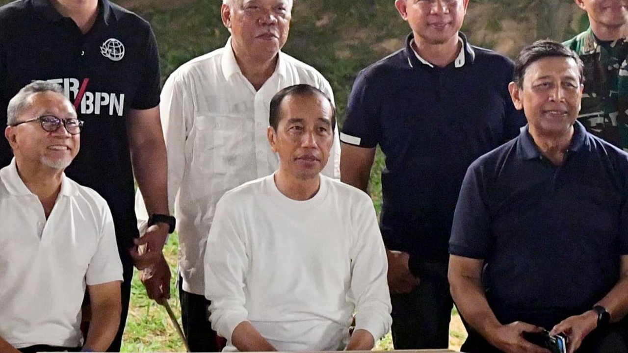 Ketika Jokowi Bersama Para Menteri Berkumpul Nikmati Malam di IKN
