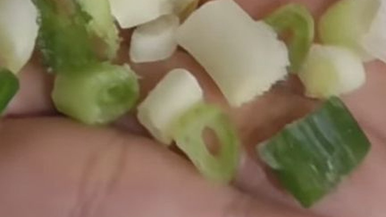 Tetap Awet dan Tidak Bau Berbulan-bulan, Ini Cara Praktis Simpan Daun Bawang di Kulkas