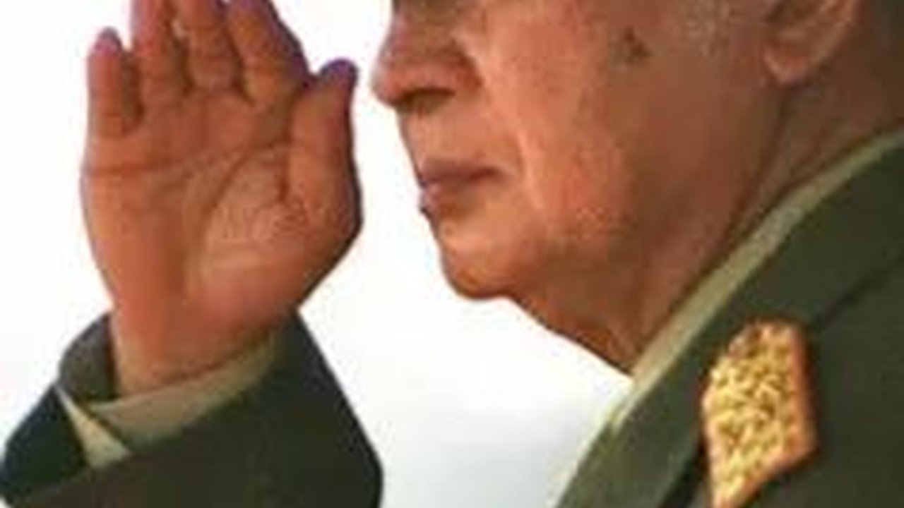 Potret Lawas Presiden Soeharto Mendapat Pangkat Jenderal Besar Bintang 5, Didampingi Sosok Jenderal Bintang 4