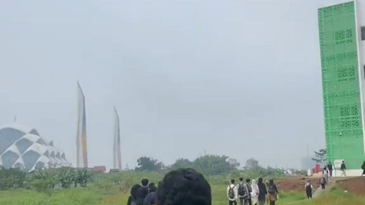 Viral Mahasiswa UIN Bandung Kuliah Rasa Study Tour, Lewat Pematang Sawah hingga View Masjid Al Jabbar
