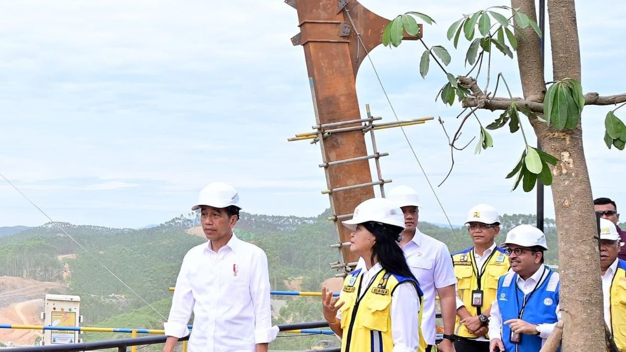 Momen Jokowi Pantau Calon Kantor Presiden di IKN, Baru Rampung 74%