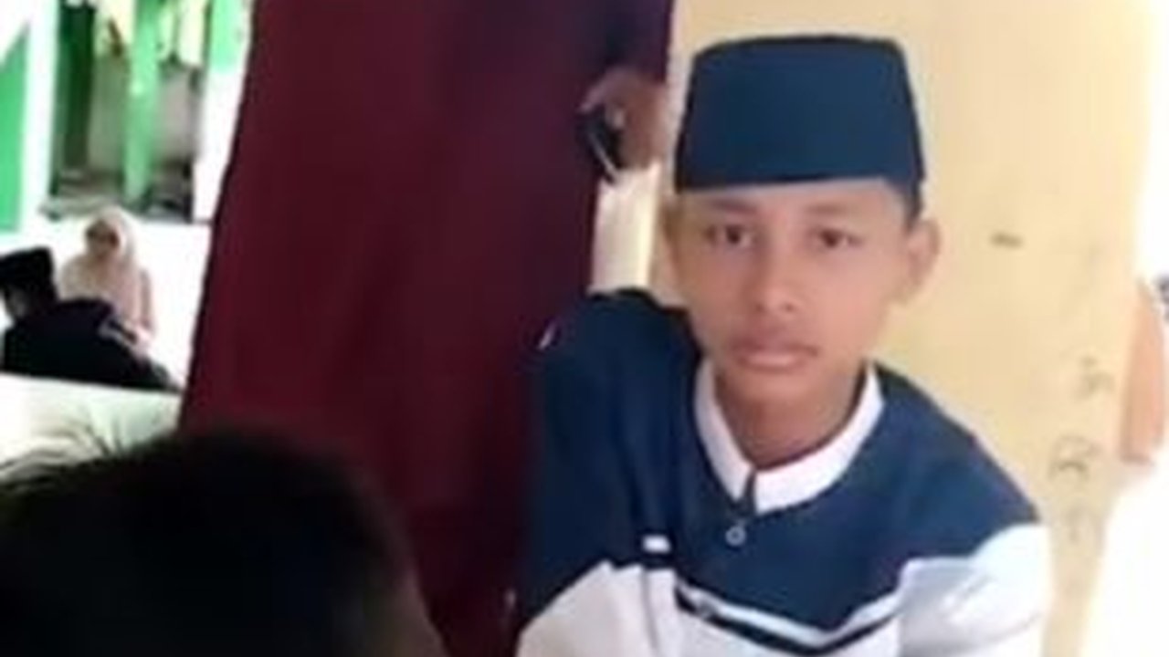 Momen Haru Santri Diberi Kejutan Sang Ibu, Didatangi Langsung Gercep Peluk & Cium Tangan