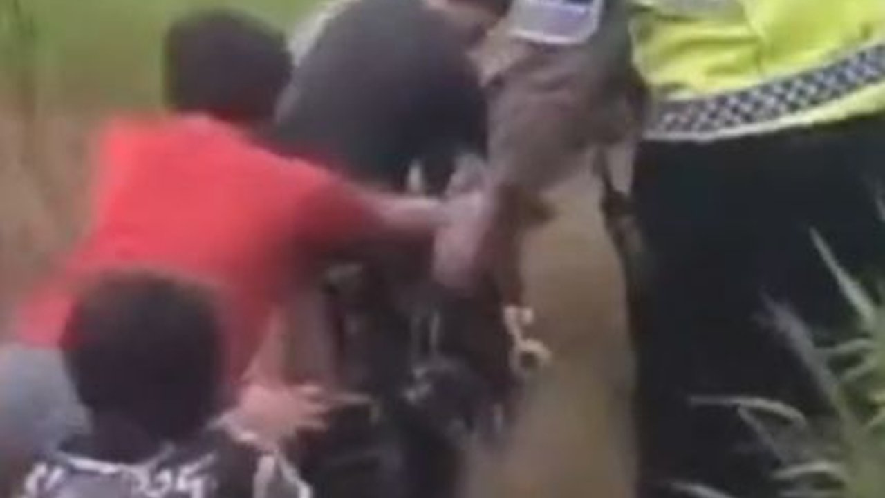Viral Aksi Bocah Balap Liar Kabur dari Razia Polisi, Endingnya Malah Terjebak Lumpur Sawah