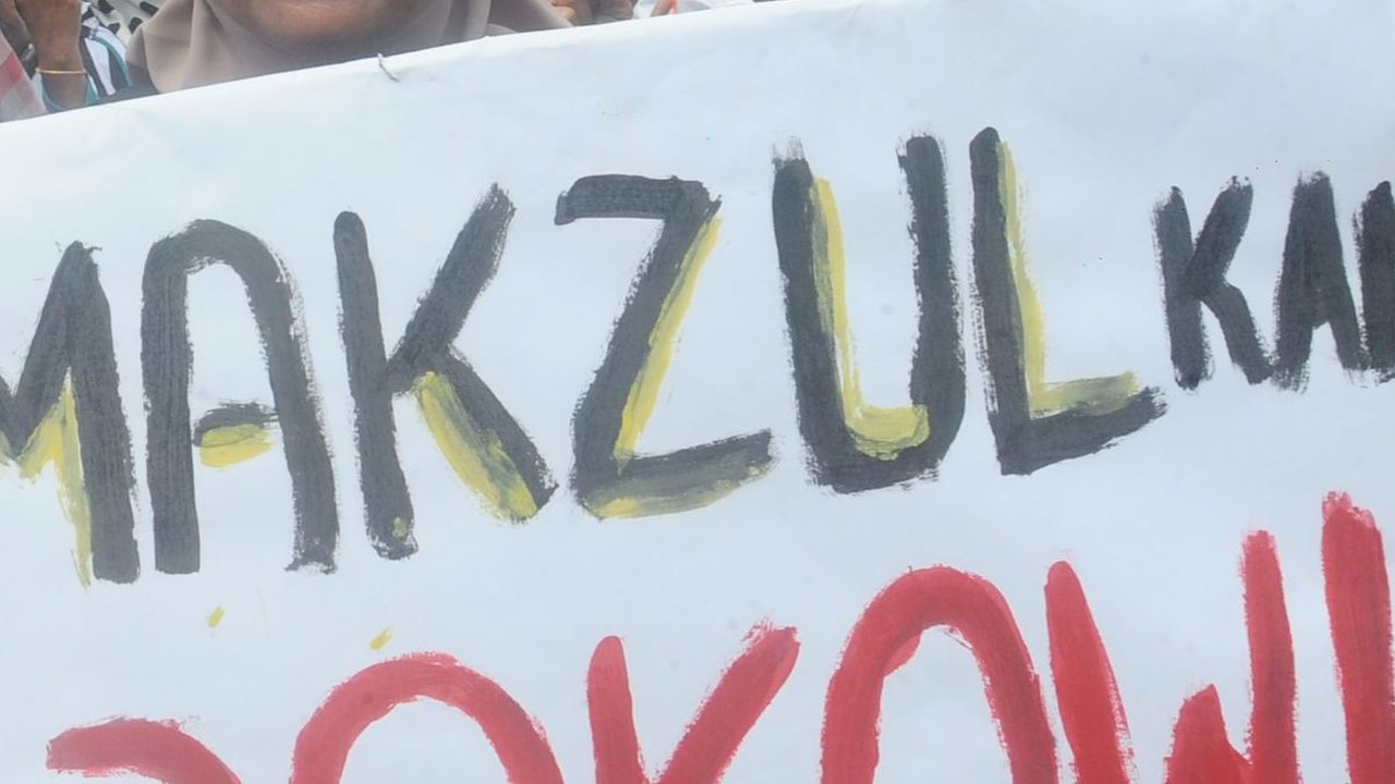 FOTO: Geruduk DPR, Massa Tolak Pemilu Curang Tuntut Jokowi Dimakzulkan