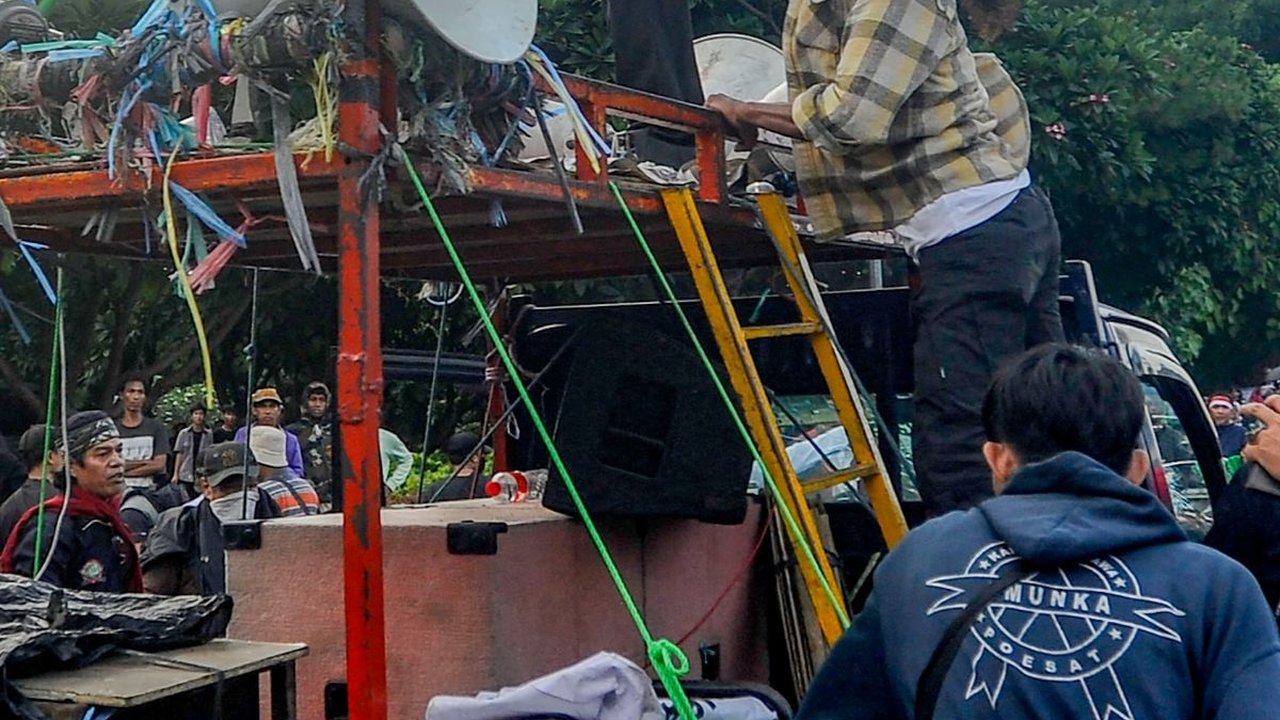 FOTO: Panas! Pengunjuk Rasa Dukung dan Tolak Hak Angket Terlibat Ricuh di Depan Gedung DPR
