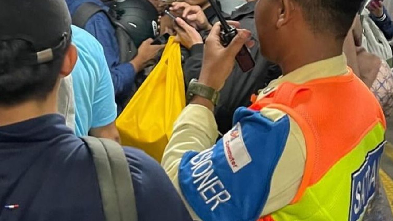 Penumpang Menumpuk di Stasiun Tanah Abang dan Palmerah Imbas Pohon Tumbang