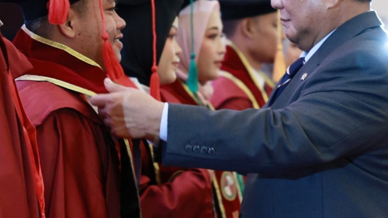 VIDEO: Prabowo Terharu Dengar Cerita Wisudawati Bisa Kuliah Gratis Buat Orangtua Bangga