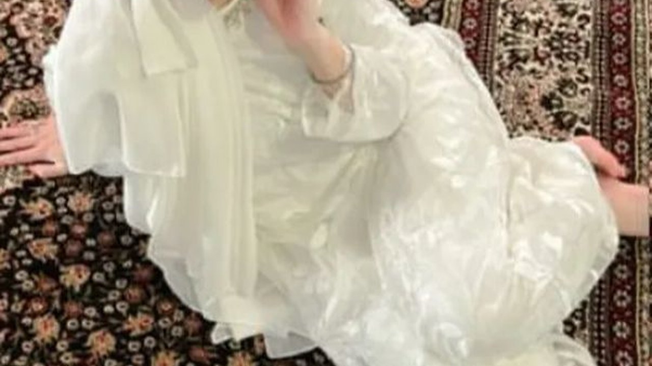 Potret Cantik Ayu Ting Ting Kenakan Gamis Putih, Penampilannya Jelang Ramadan Curi Perhatian