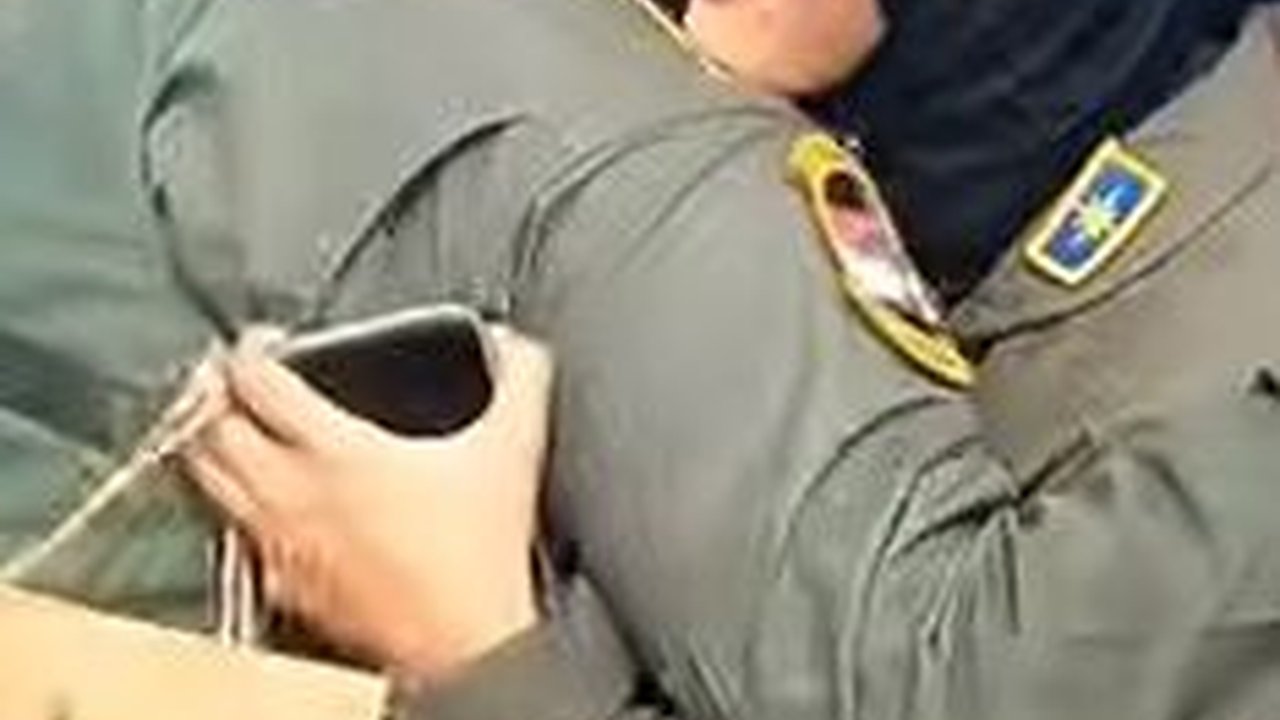 Momen Romantis Lettu Mia Kalungkan Bunga Kepada Sang Suami Usai Terbangkan Pesawat Tempur