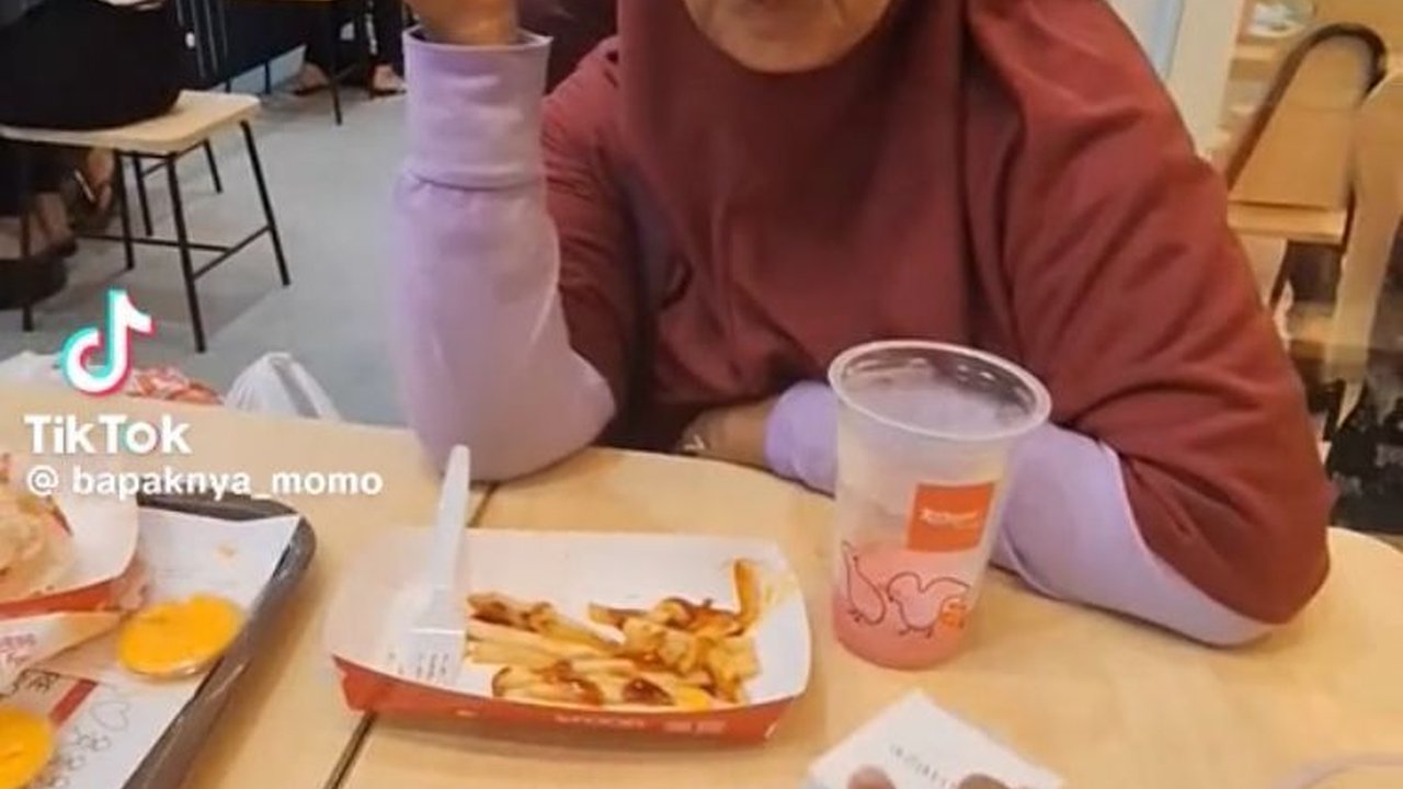 Viral Pria Wujudkan Impian Masa Kecil dan Beri Hadiah untuk Mamanya, Tuai Pujian