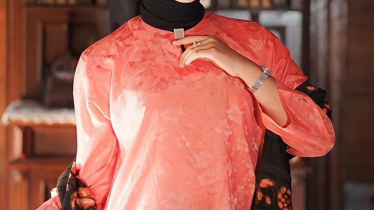 17 Rekomendasi Baju Kurung Modern yang Memukau untuk Acara Pesta