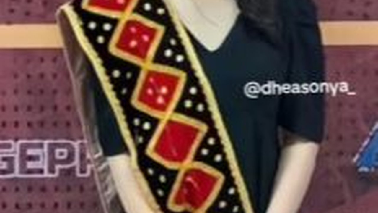 Profil Dhea Sonya Petugas Tiket KAI Viral Tolong Nenek-nenek, Ternyata Punya Adik Mirip Bak Kembar
