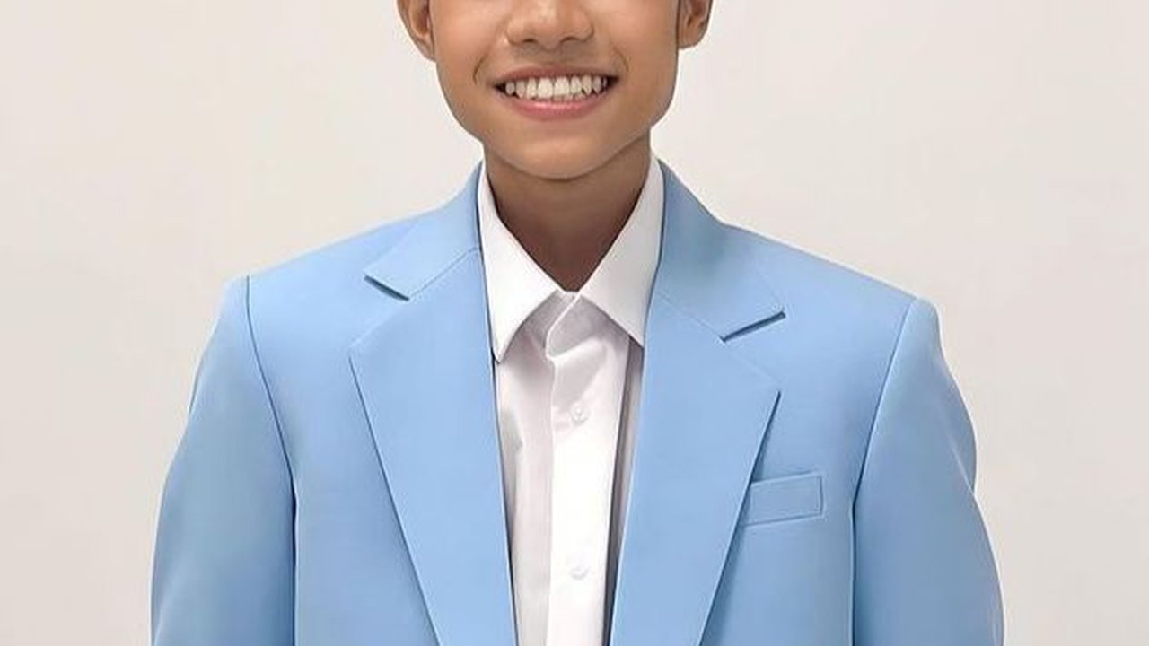 Potret Ganteng Eby DA Berseragam SMA, Pemeran Irshad Magic 5 yang Miliki Senyum Menawan