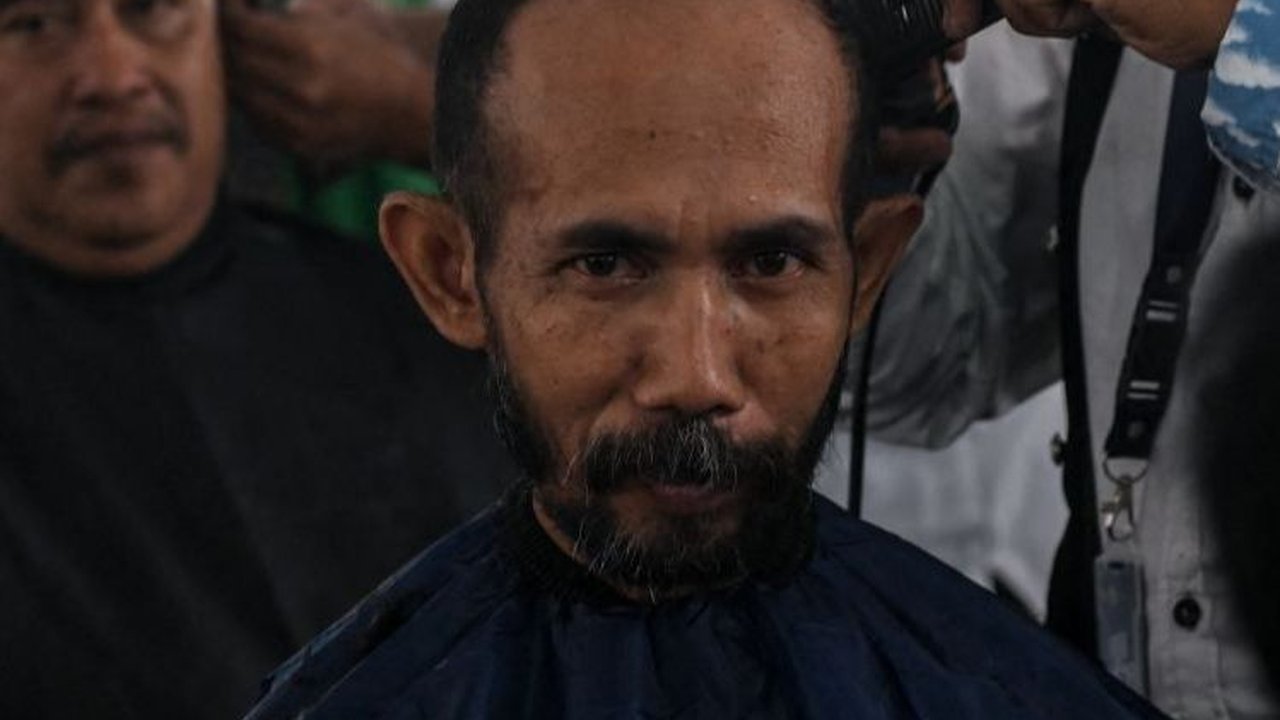 FOTO: Antusiasme Masyarakat Surabaya Ikut Potong Rambut Massal Menyambut Ramadan