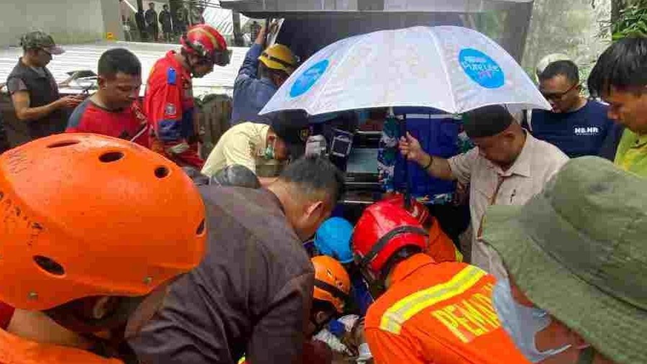 Dua Orang Tertimbun Longsor di Kawasan Wisata Puncak