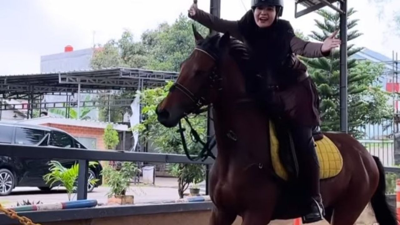 Keren! 10 Potret Zaskia Sungkar Berkuda Sambil Memanah, Aksinya Banjir Pujian