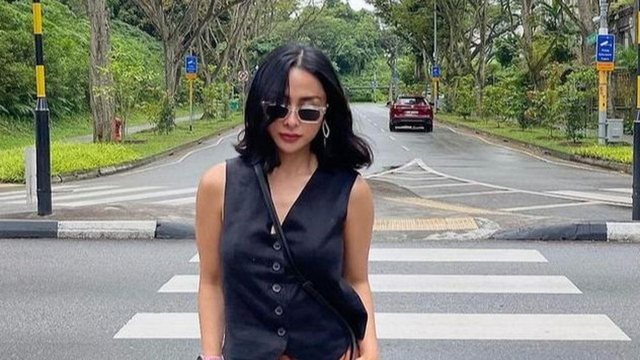 Cantik dan Stylish, 8 Foto Selvi Kitty Saat Memakai Baju Hitam
