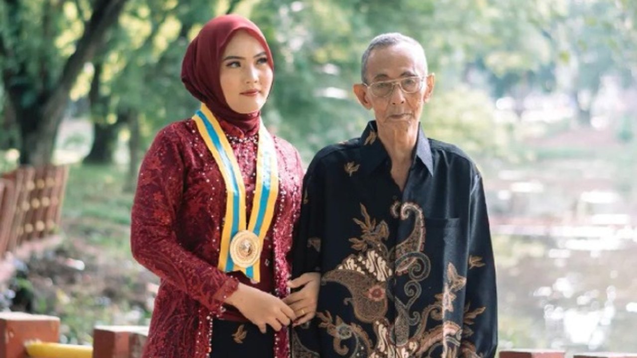Hanya Ditemani Kakek saat Wisuda, Kisah Perjuangan Perempuan Ini Bisa Wisuda Lewat Beasiswa Curi Perhatian