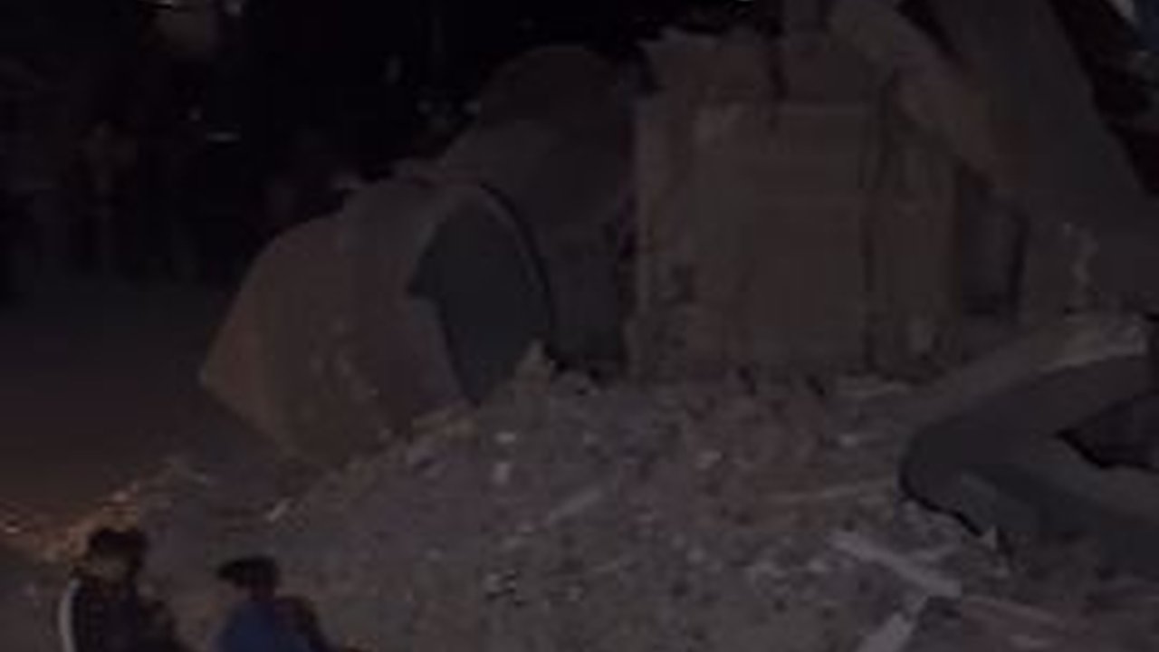 Dalam Gelap, Momen Warga Palestina Tetap Salat Tarawih di Reruntuhan Masjid yang Hancur
