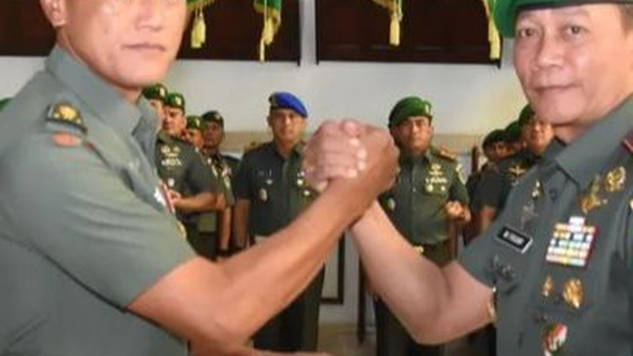 Mayjen Mohammad Fadjar Adik Irjen Krishna Murti Kini jadi Pangdam Siliwangi, Intip Momen Terima Pusaka Kujang