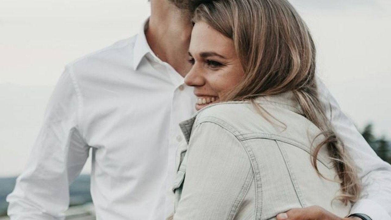80 Pantun Cinta Lucu 2 Baris Gombal dan Bikin Baper, Cocok untuk Pasangan