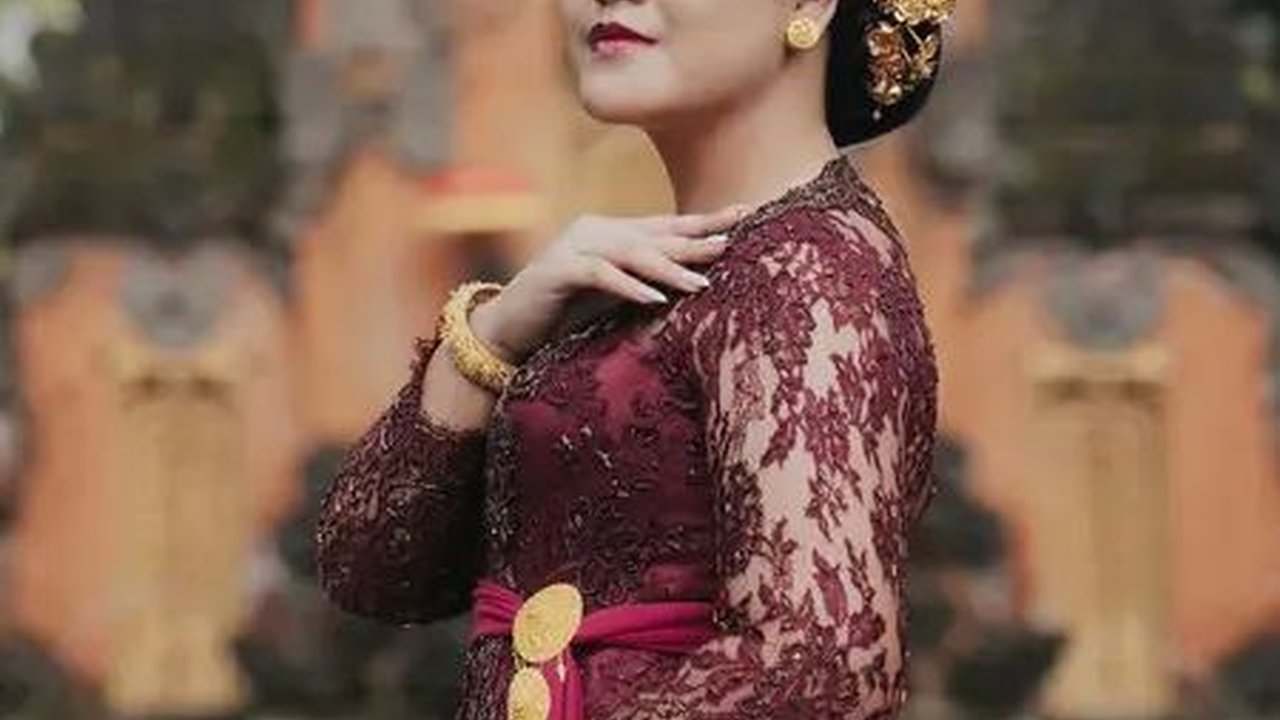 Kahiyang Ayu Memperlihatkan Pesona Anggun dalam Kebaya dan Busana Tradisional
