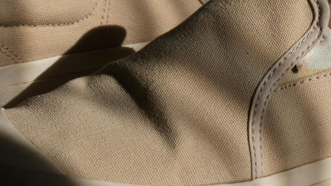 Rekomendasi OOTD yang Pas dengan Sepatu Krem, Aura Makin Terpancar