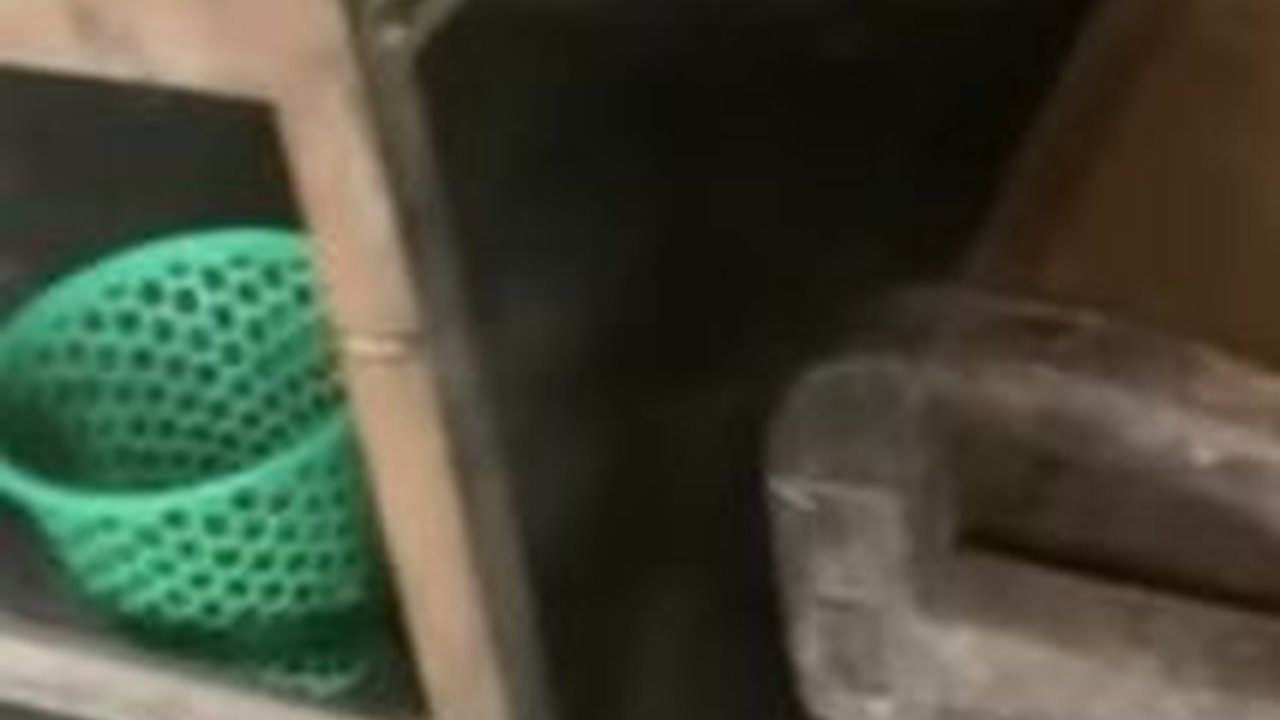 Emak-Emak Sembunyi Ketakutan di Bawah Kolong Meja, Ternyata karena Bertemu Sosok Pria ini