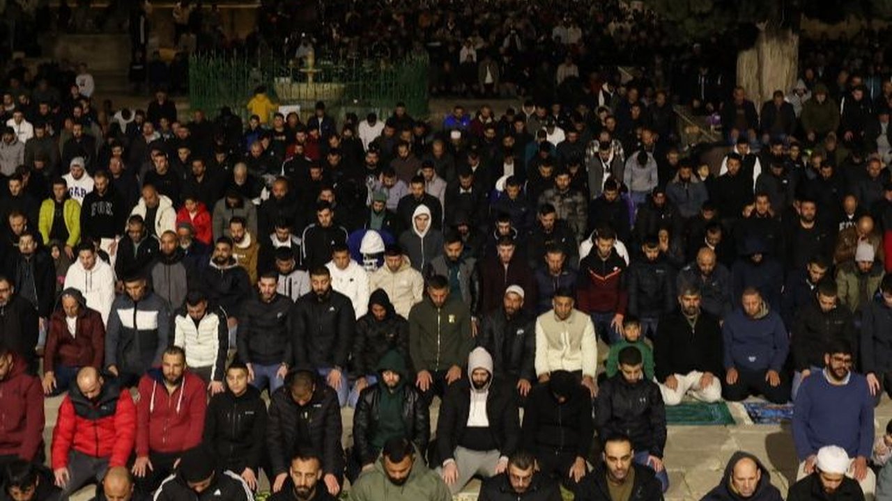 FOTO: Potret 35.000 Warga Palestina Padati Masjid Al-Aqsa untuk Salat Tarawih Ramadan
