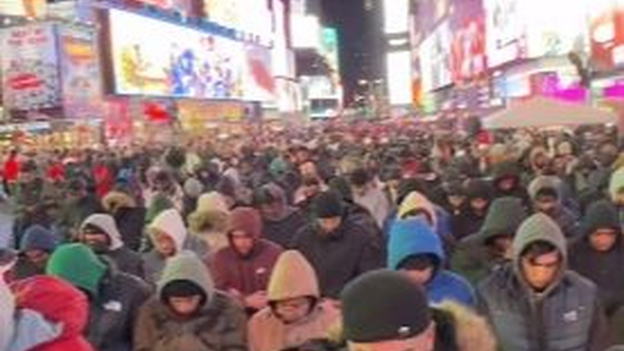 Begini Suasana Salat Tarawih di Times Square New York Dipenuhi Umat Muslim, Bikin Merinding dan jadi Sorotan