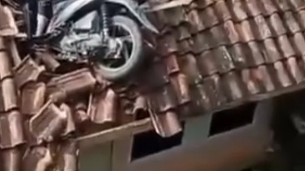 Niat Cari Jalan Pintas untuk Ngabuburit, Dua Remaja Ini Malah Tersangkut di Atap Rumah Warga