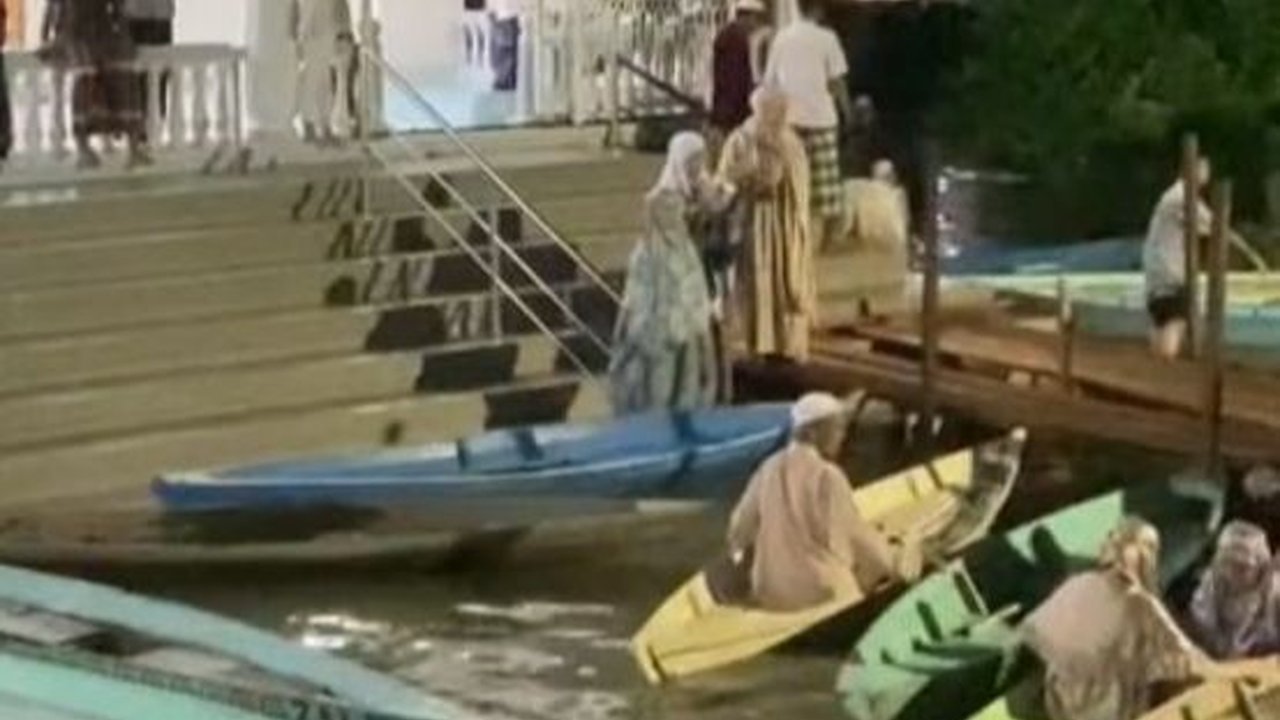 Momen Warga Jambi Tetap Semangat Salat Tarawih Meski Harus Berangkat Naik Perahu Ini Viral, Tuai Pujian