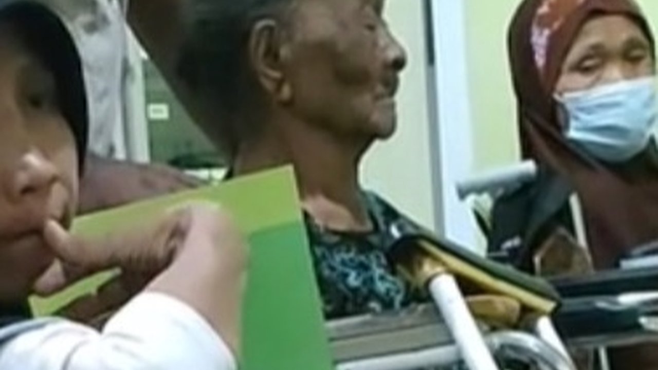 Tuai Haru, Momen Tiga Anak Laki-Laki Antar Ibunya ke Rumah Sakit Ini Viral Bikin Iri