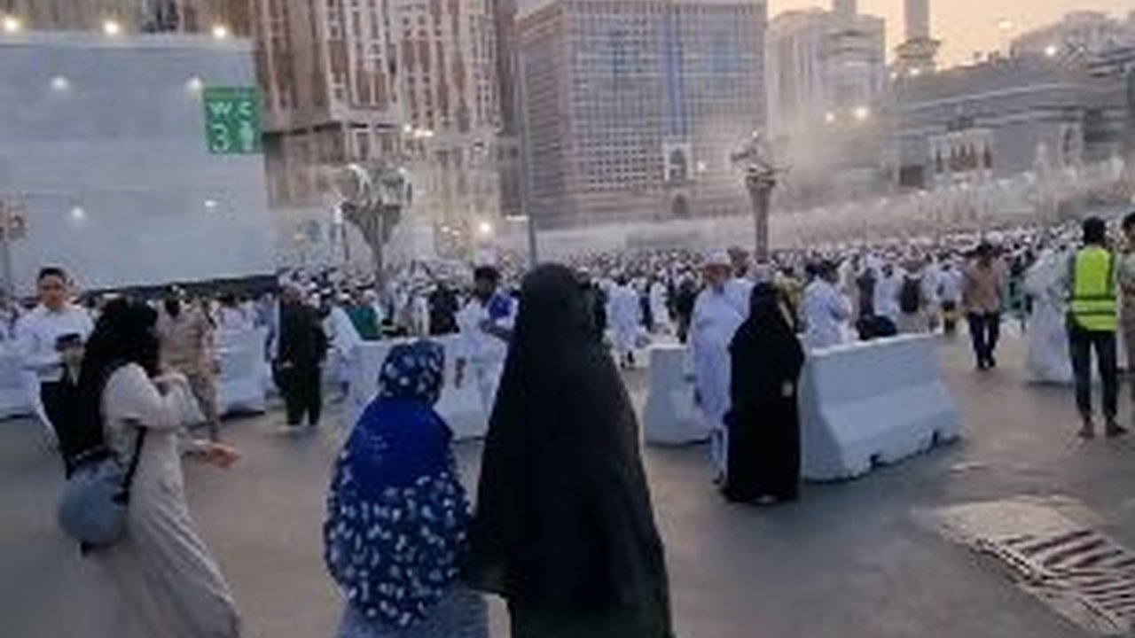Momen Menjelang Buka Puasa Pertama di Area Masjidil Haram, Jalanan Dipenuhi Jemaah Meski Jauh dari Waktu Berbuka