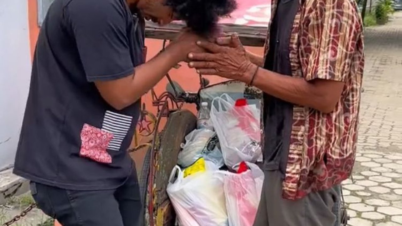 Rawat Anak Yatim Meski Hidup Pas-pasan, Momen Tukang Becak Dapat Bantuan dari Orang Baik Ini Viral