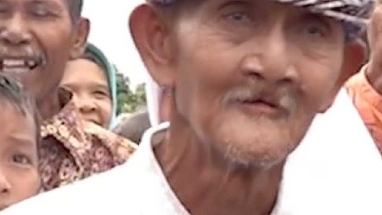 Viral Momen Kakek Berusia Hampir Satu Abad Menikah Lagi, Cinta Bersemi saat Salat Berjemaah