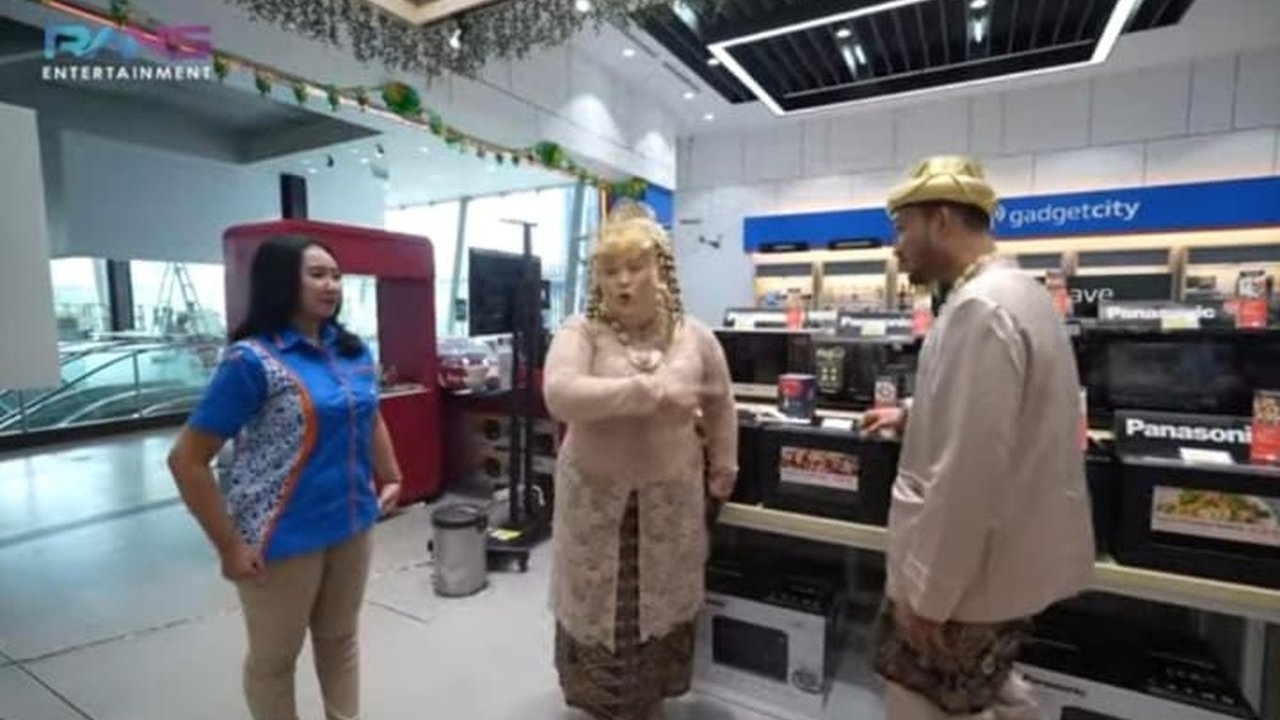 Tantangan Kocak Nagita Slavina, Minta Dua Karyawan Belanja Elektronik Pakai Baju Pengantin