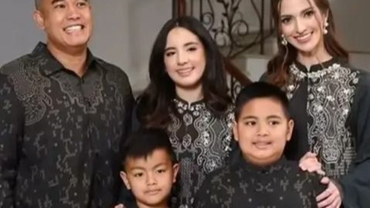 Sambut Ramadan, Ini 7 Pemotretan Keluarga Nia Ramadhani