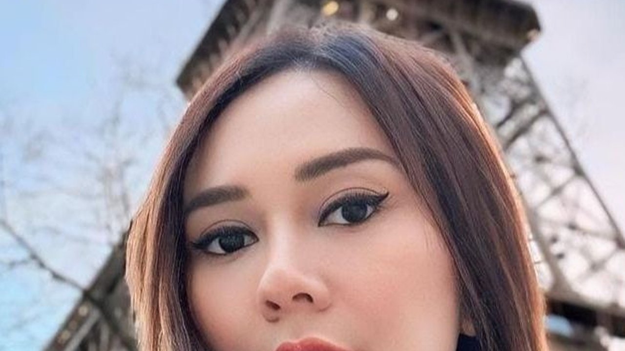 Dipuji Secantik Barbie, Potret Aura Kasih Tampil Modis & Stunning saat Liburan di Paris Jadi Sorotan