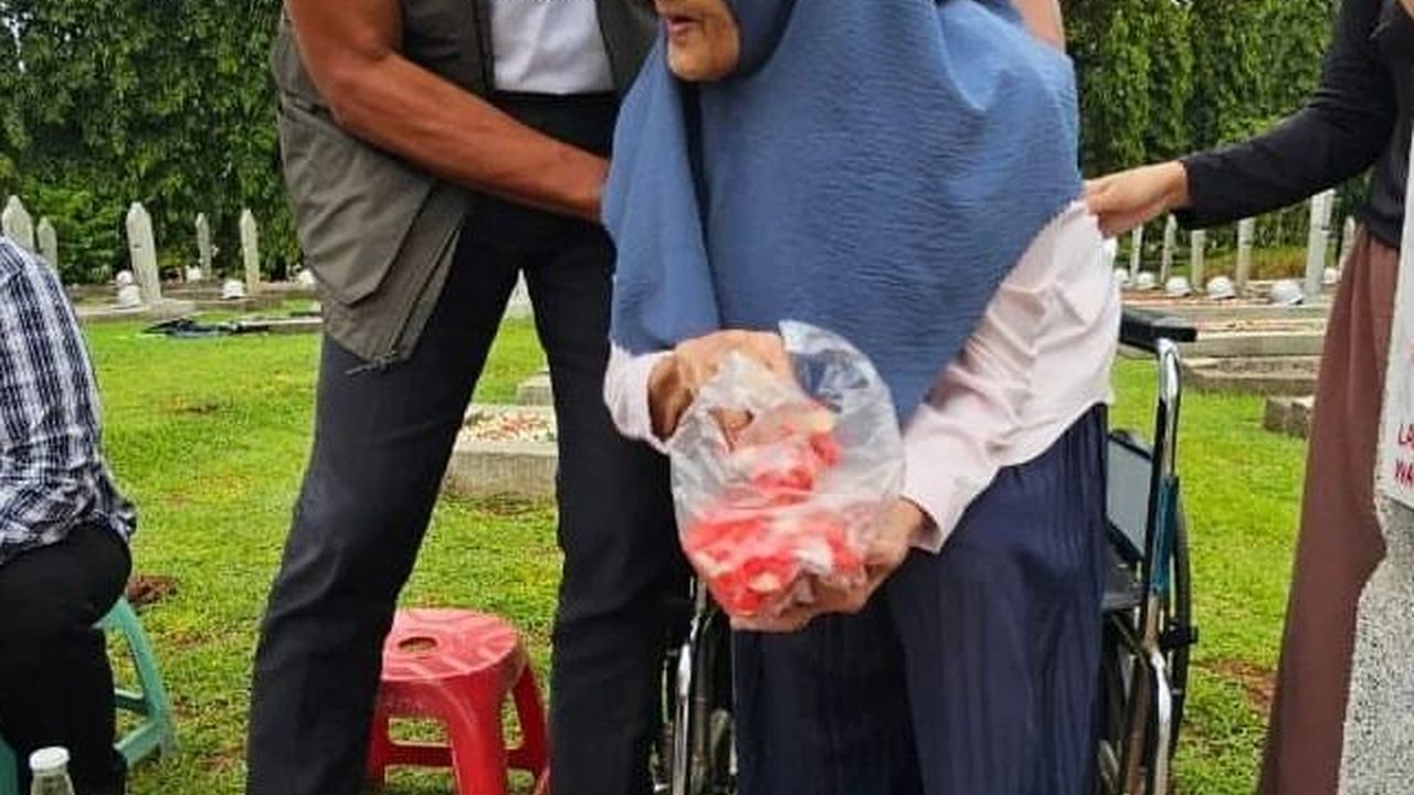 Potret Wakapolri Lulusan Terbaik Nyadran Bareng Keluarga, Pemuda di Sampingnya Berseragam Taruna AAL Bikin Salfok