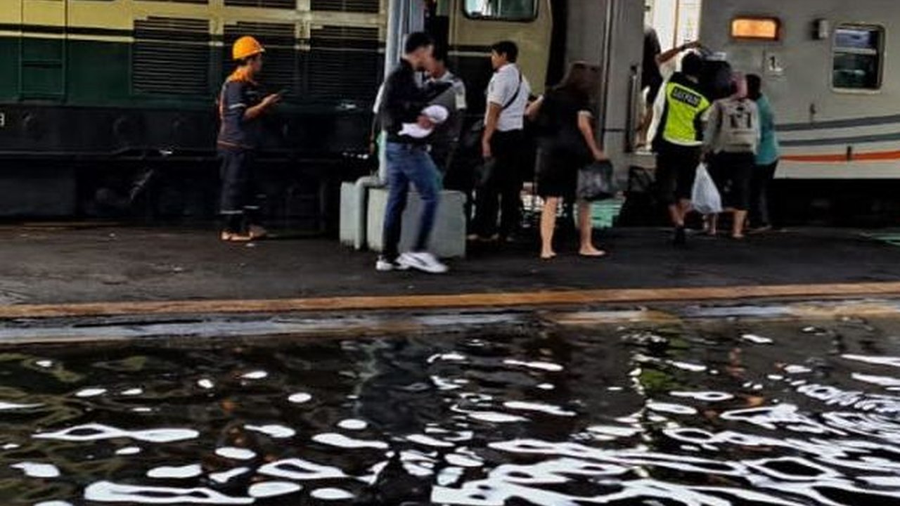 Stasiun Tawang Banjir, Empat Kereta Api Dialihkan ke Stasiun Poncol