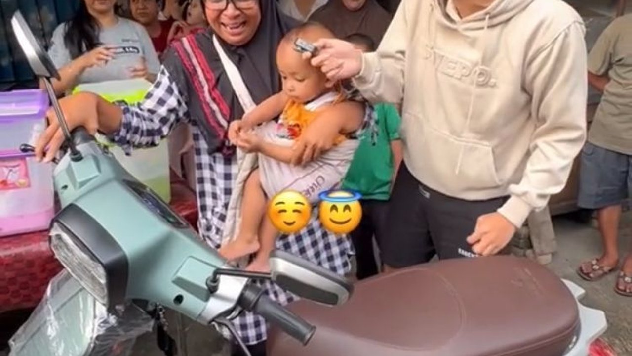 Dagangan Takjil Belum Laku Jelang Maghrib, Ibu Ini Menangis Haru saat Diborong dan Dibayar dengan Motor Baru